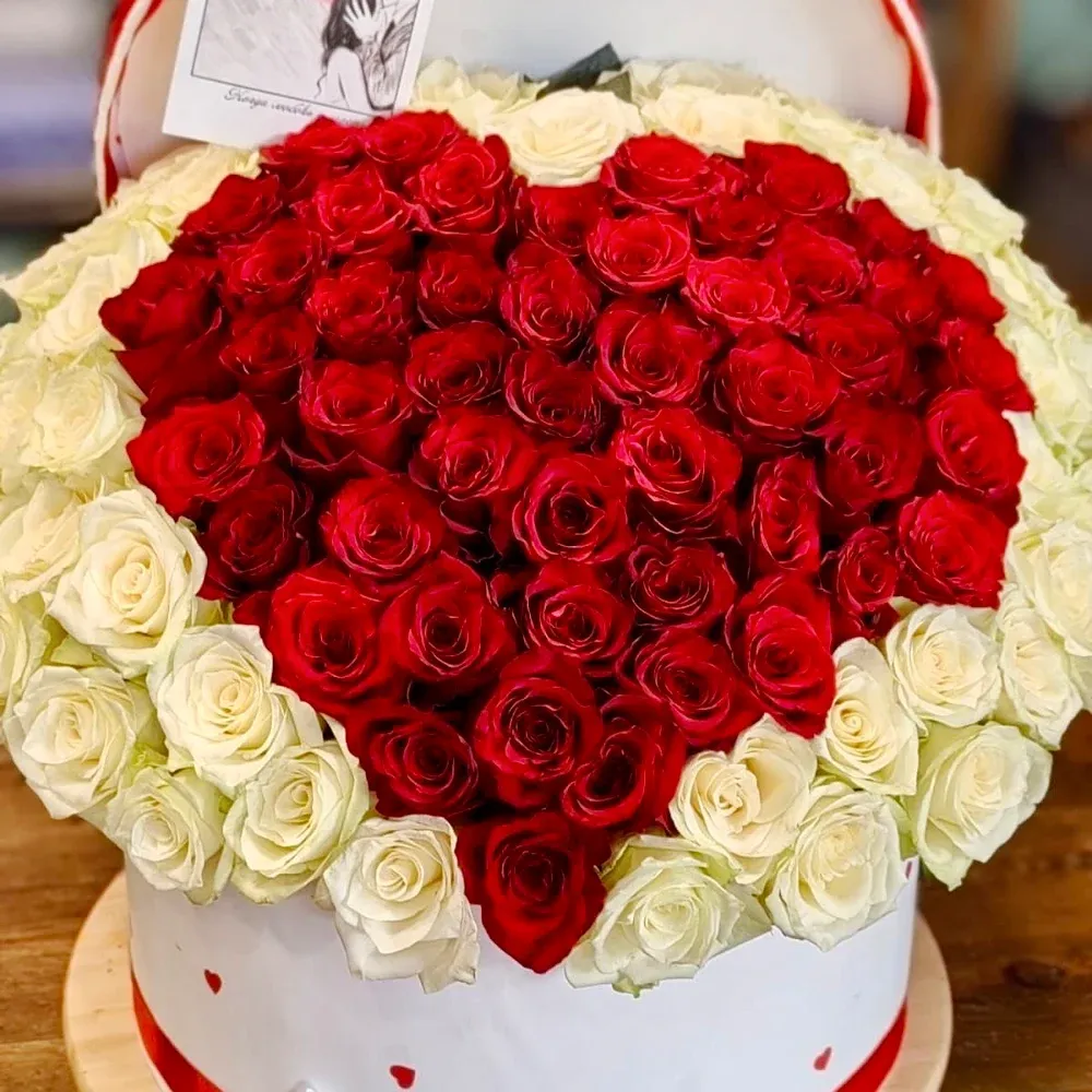 Розы в шляпной коробке