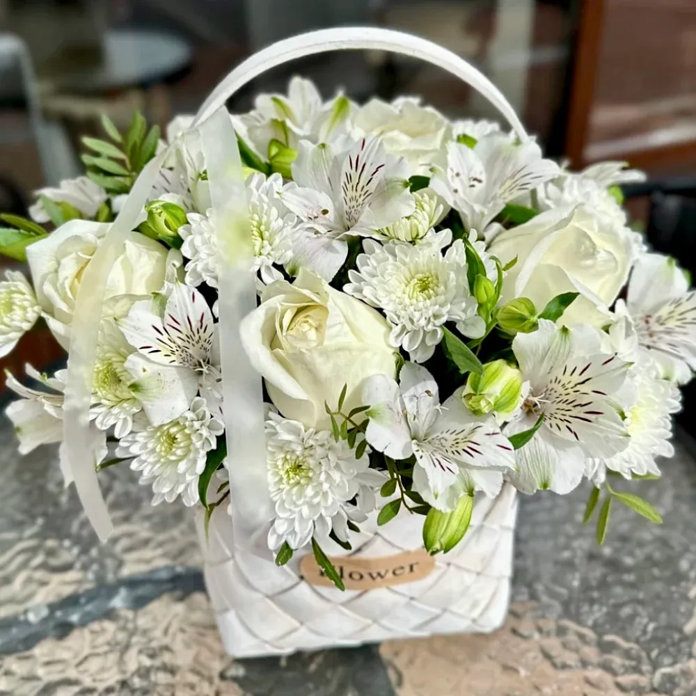 Цветы в корзине с Альстромериями