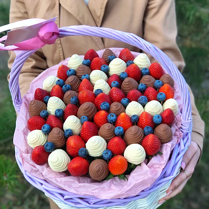 Корзины с клубникой в шоколаде